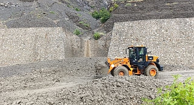 Heyelan yolu kapattı! Ekipler yardıma koştu
