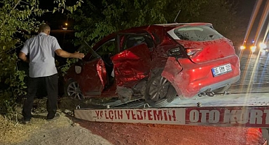 İki otomobil birbirine girdi: 3 yaralı