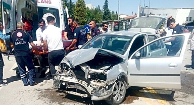 İki otomobil birbirine girdi: 4 yaralı