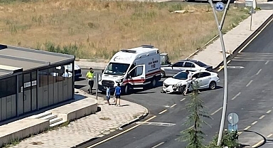 İki otomobil çarpıştı 1 kişi yaralandı