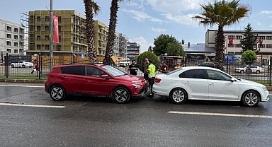 İki otomobil çarpıştı: 2 yaralı