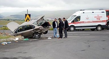 İki otomobilin çarpıştığı kazada 3 kişi yaralandı