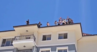 Paralarını alamayınca çatıya çıktılar