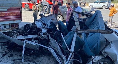 Kağıt gibi ezilen araçtan sağ çıkamadı!