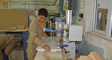 Kamu kurumları ve okulların mobilyalarını öğrenciler üretiyor