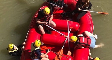 Kavurucu sıcakta rafting serinletti