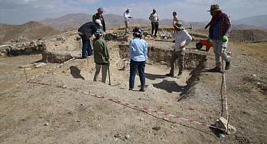 Kavurucu sıcakta tarihin izini sürüyorlar