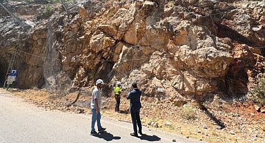 Kaya düştü yol ulaşıma kapandı