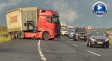 Kayan tır yolu kapattı