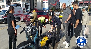 Kazada yola savruldu... Telefon elinden düşmedi!