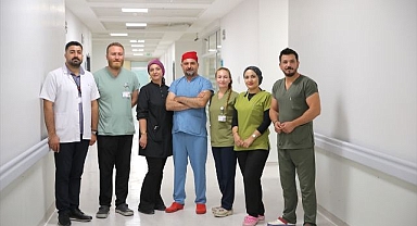 Kendisini iyileştiren doktorlarla hayat kurtarıyor