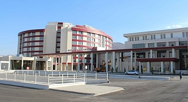 Keneyi çıplak elle çıkardı