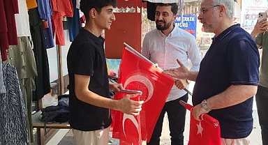 Kenti bayraklarla donattılar