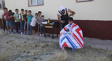 Kitabının geliriyle köy okullarını eğitime hazırlıyor
