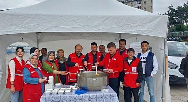 Kızılay aşure dağıttı