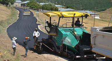 Köy yollarında asfalt çalışmaları sürüyor.