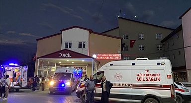 Köy yolunda tarım aracı devrildi!