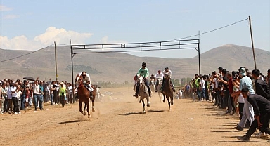 Köyde at yarışları yapıldı