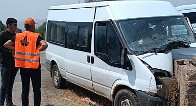 Minibüs duvara çarptı: 4 yaralı