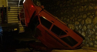 Minibüsle çarpışan araç 5 metre yükseklikten aşağı uçtu