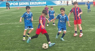 Minik yürekler demokrasi sahasında buluştu