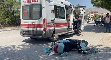 Motosiklet ile hafif ticari araç çarpıştı: 1 yaralı