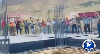 Müziğin ritmine kapıldılar...