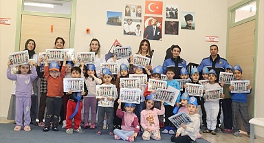 Ödüllü polisler çocuklar için sahada