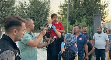 Okul bahçesine girmeye çalışan çocuğun koluna demir saplandı
