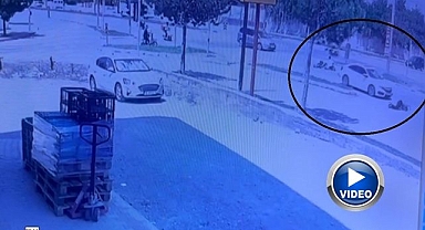 Otomobil ile elektrikli bisikletin çarpışma anı kamerada