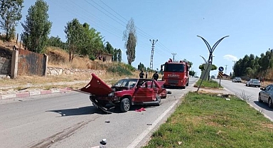 Otomobille kamyonet çarpıştı: 4 yaralı