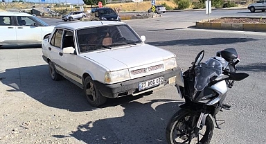Otomobille motosiklet çarpıştı: 2 yaralı