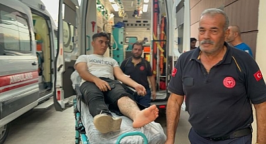 Otomobille motosiklet çarpıştı!