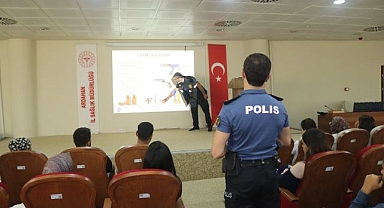 Polisten sağlıkçılara eğitim