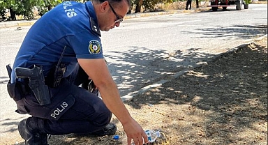 Polisten yürek ısıtan hareket! Yanmaktan son anda kurtardı