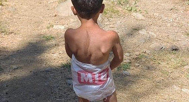 Poşetten mayosuyla serinledi