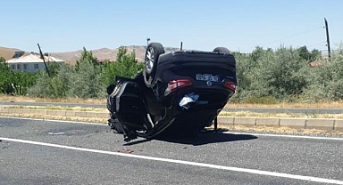 Refüje çarpan otomobil ters döndü 3 yaralı