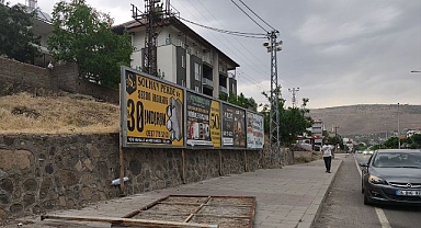 Reklam panosu üzerine devrildi!