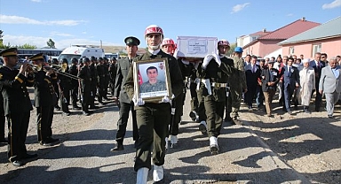 Şehit asker gözyaşlarıyla uğurlandı