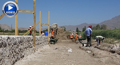 Şehri çevreleyen surlar ayağa kaldırılıyor