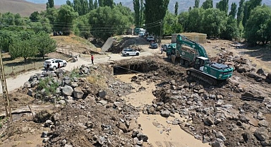 Sel suları evlere ve ahırlara zarar verdi