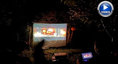 Sıcak yaz akşamında çocuklara sinema keyfi