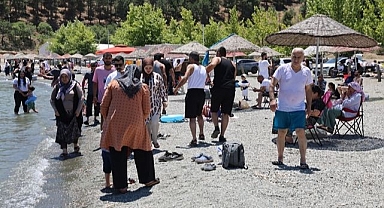 Sıcaklardan bunalınca doğunun gizli denizine akın ettiler