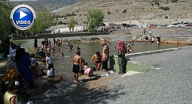 Sıcaktan bunalan çocukların havuz keyfi