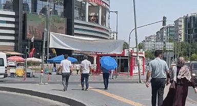 Sıcaktan şemsiyeyle korundular