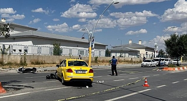 Taksi ile çarpışan motosikletteki çiftin acı sonu