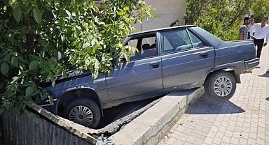 Tekeri patlayan otomobil kömürlüğe çıktı