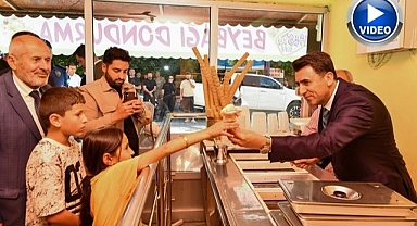 Tezgahın başına geçti, çocuklara dondurma ikram etti