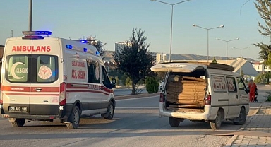 Kartonları tutarken araçtan yola düştü