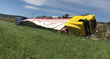 Tır şarampole devrildi: 1 yaralı